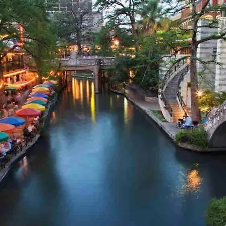 Downtown Sa Cozy & Central 2 Bedroom Apt